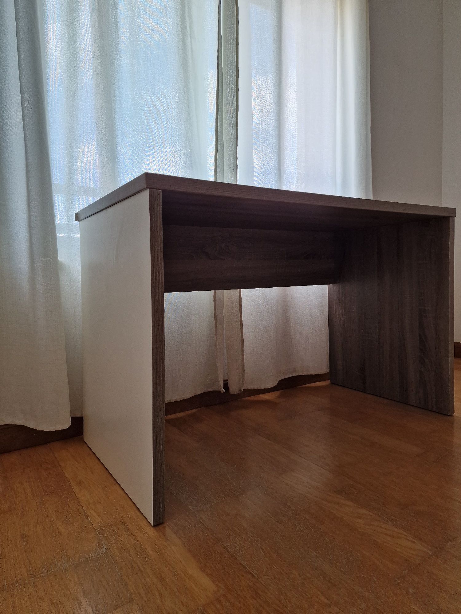Mesa de escritório em madeira compensada, branca/cinzenta