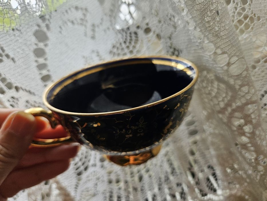 Filiżanka kolekcjonerska , kobaltowa porcelana ze złotymi zdobieniami