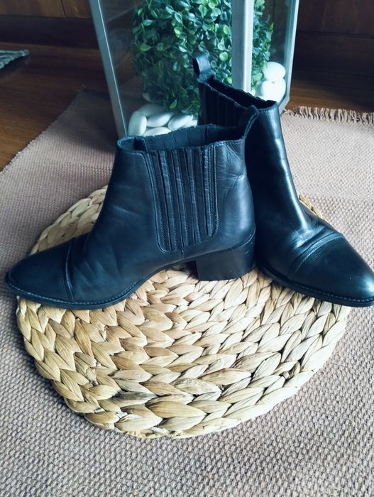 Botins pretos em pele