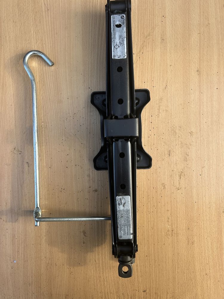 Домкрат BMW X1 X3 X4 X5 X6 E70 F15 G05 F25 G01 E48 F26 E71 F16