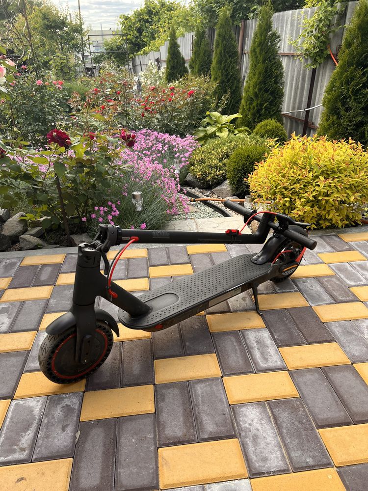 Продам электросамокат Xiaomi Mi Scooter Pro.