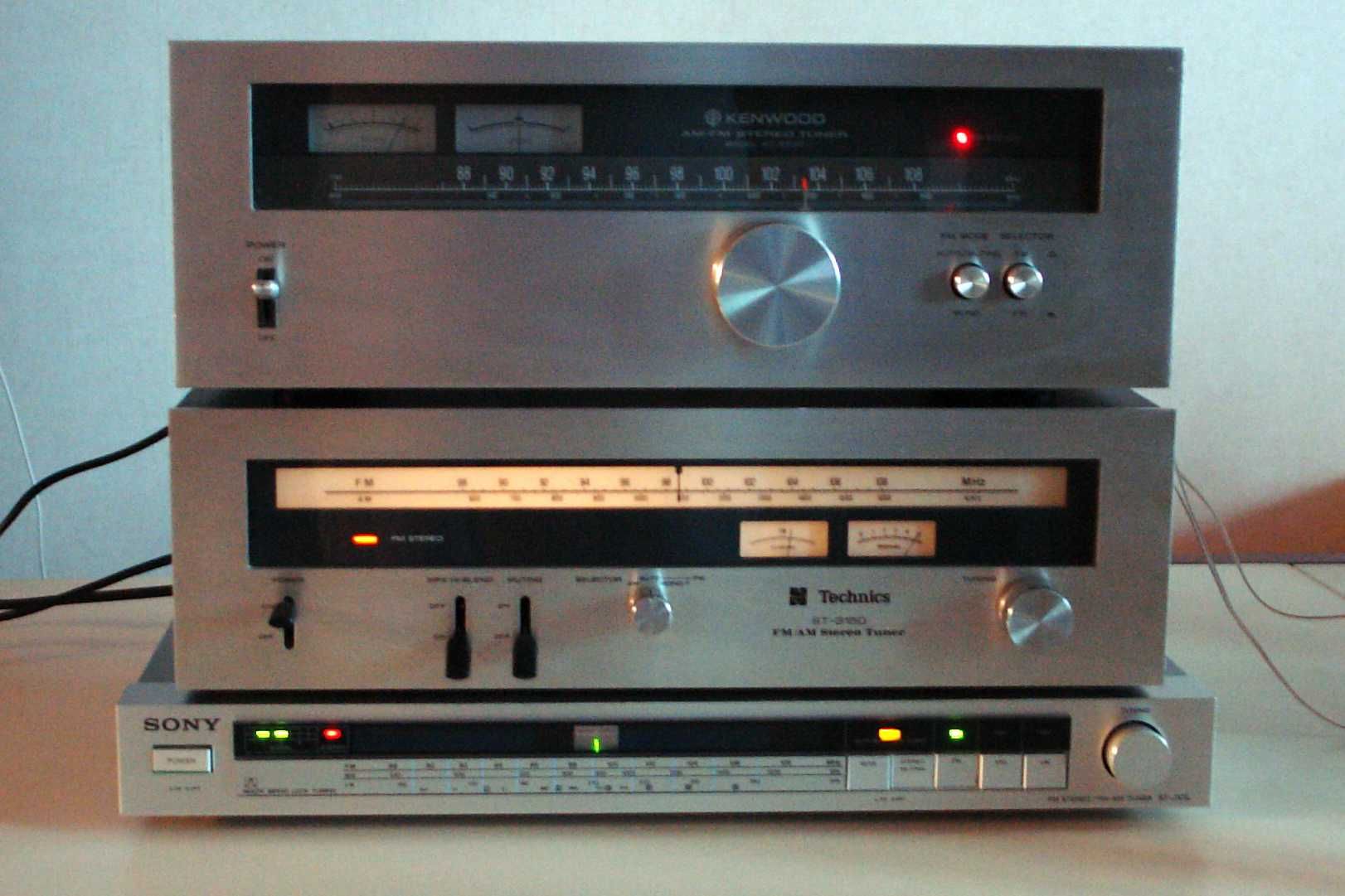 Стерео FM тюнеры с аналоговой индикацией Kenwood, Technics, Sony.