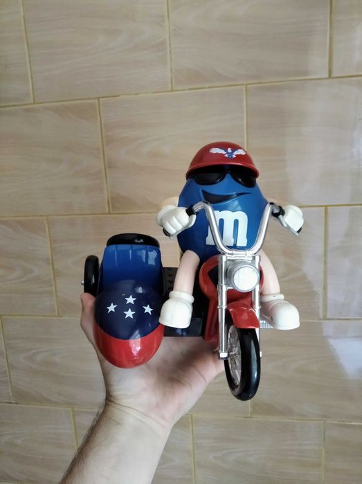 На мотоцикле M&M