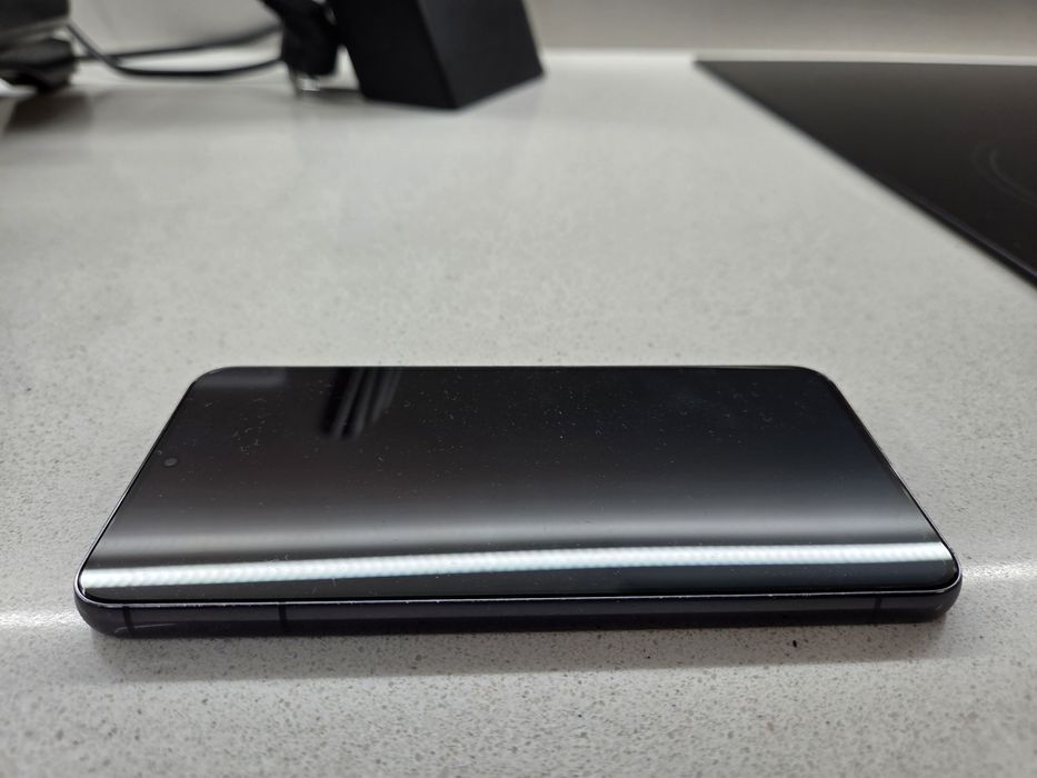 Samsung Galaxy S22 BLACK
​Com base no texto da imagem, aqui está o