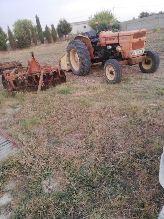 Vende-se conjunto de trator e alfaias