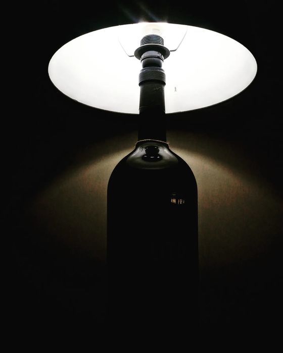 Garrafoes de vidro transformados em candeeiros