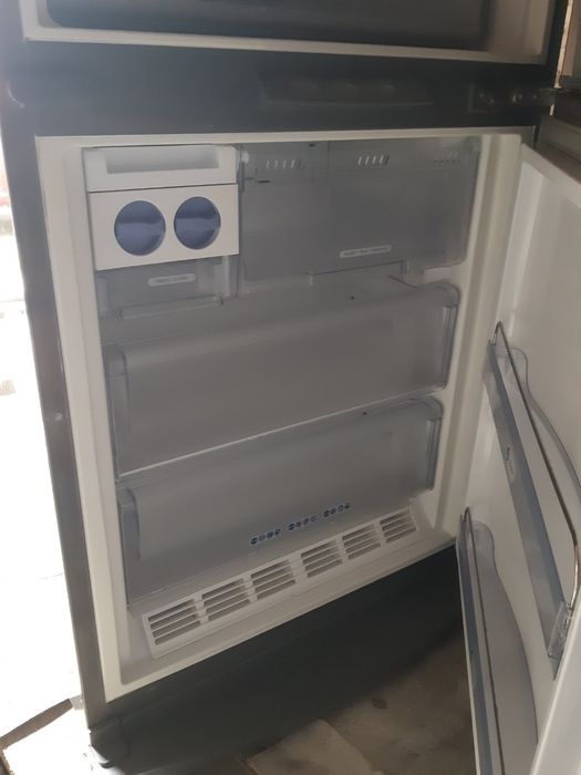 Продам холодильник  Whirlpool полный ноуфрост ( гарантией 6м.)