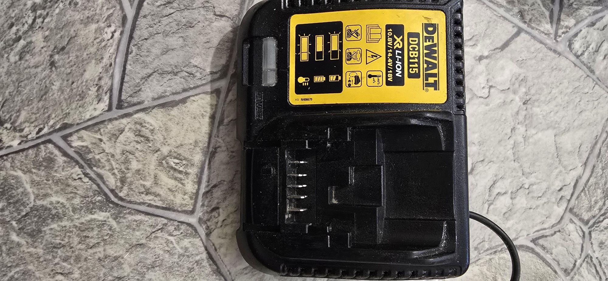 Gwoździarka dewalt dcn692
