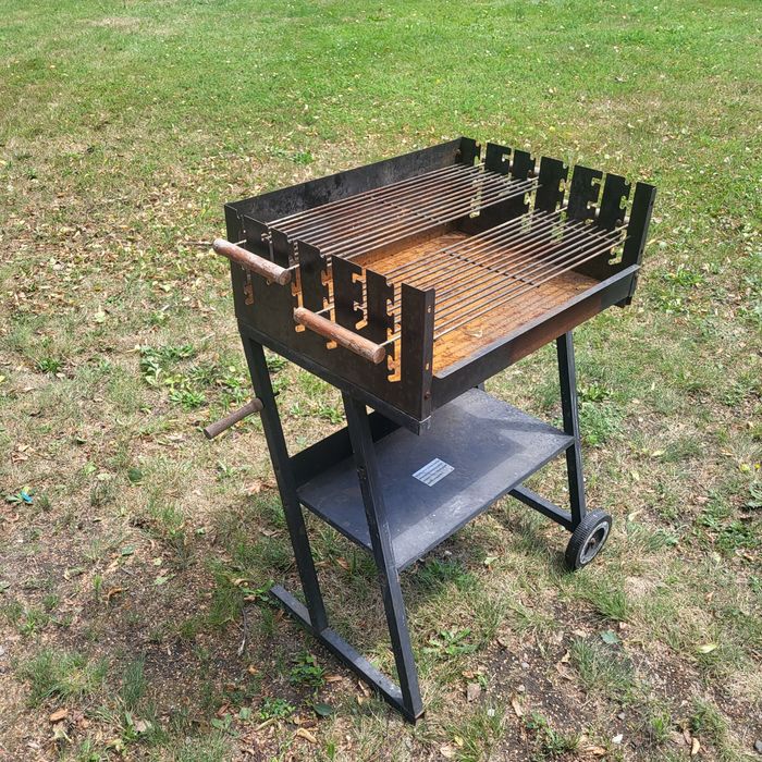 Grill ogrodowy na kółkach.