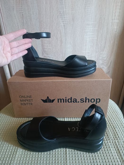 Нові шкіряні босоніжки 37р.