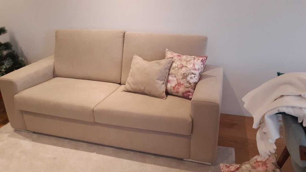 Sofá novo Bege com dois assentos /3 lugares e almofadas