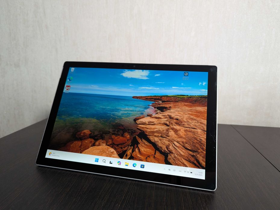 Microsoft Surface Pro 5 8/256gb Intel Core i7-7660u Батарея 96%
