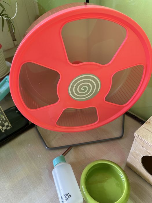 Продам всё для хомяка. Колесо, миска, поилка, домик.