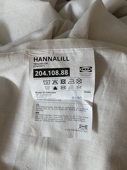 Beżowe bawełniane zasłony.