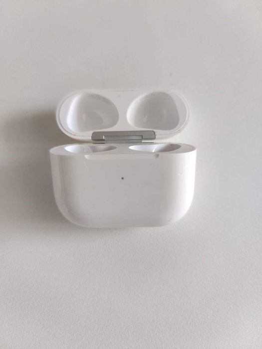 Apple AirPods 3 зарядний кейс чохол
