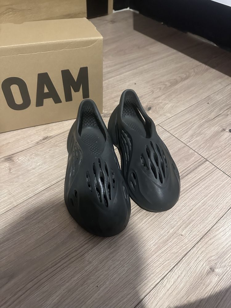 Yeezy rnr foam carbon