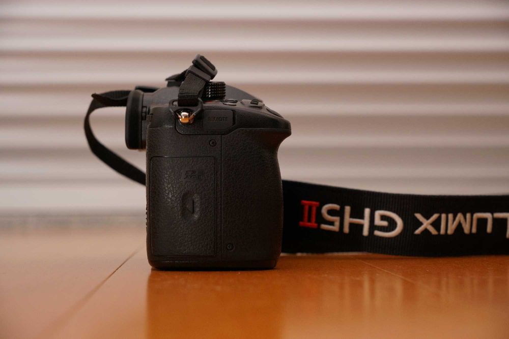 Panasonic GH5 II, c/ caixa e acessorios de origem + 2 Baterias extra