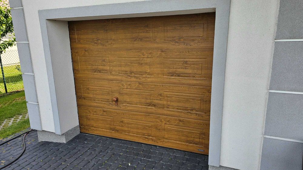 Brama garażowa segmentowa wiśniowski 250x200cm zloty dąb