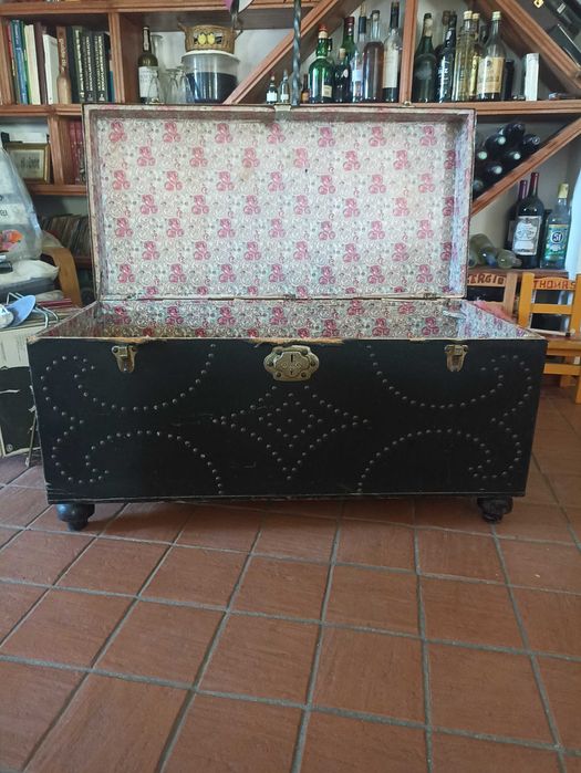 Baú preto realçado, de enxoval,vintage