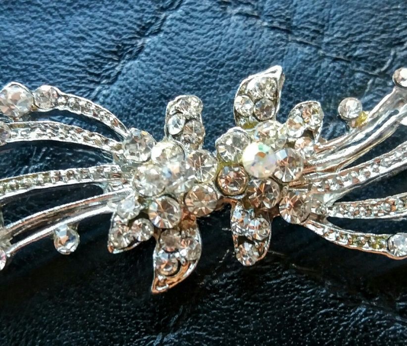 Брошь пришивная с камнями.