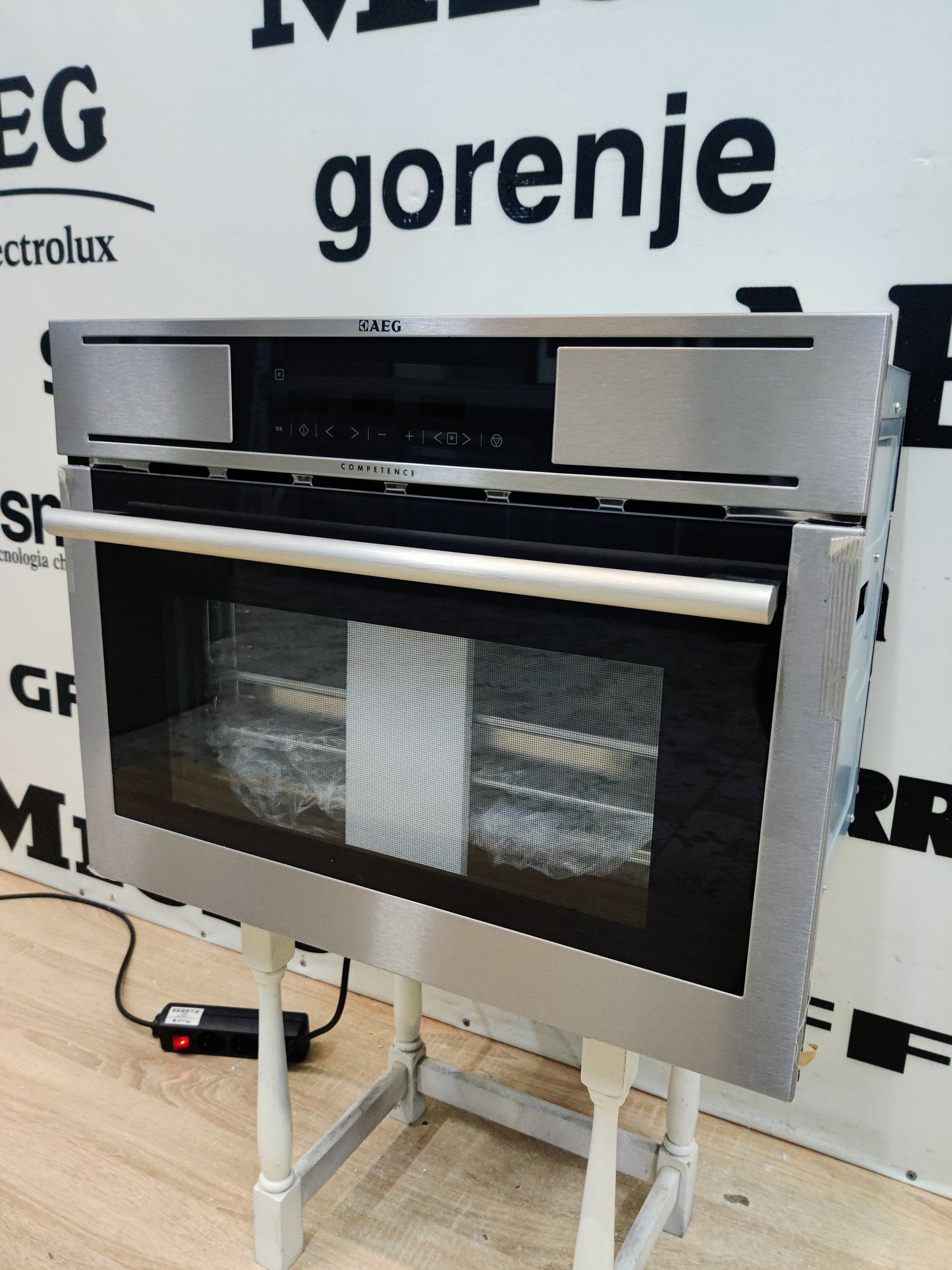 Нова вбудована парова шафа-духовка AEG™. Made in Italy.