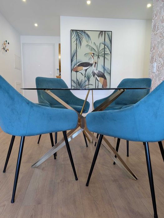Conjunto: Mesa redonda vidro com cadeiras veludo verdes e quadro