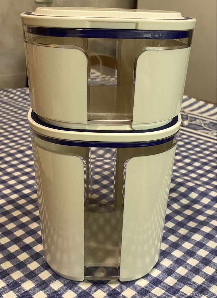 Caixas Tupperware para despensa.
