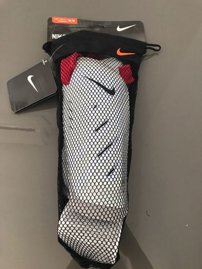 Ochraniacze NIKE biało rozm. M