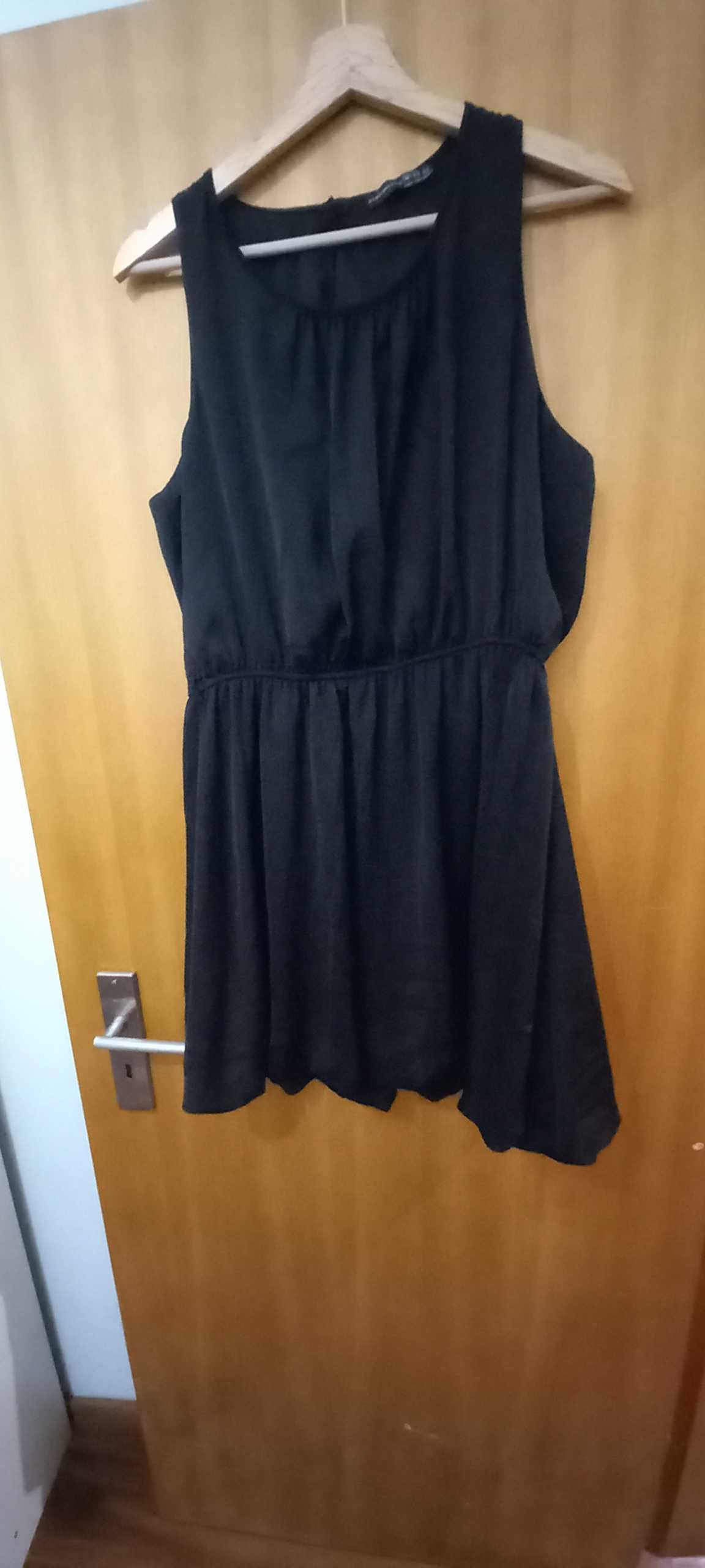 Vestido preto com saia em balão