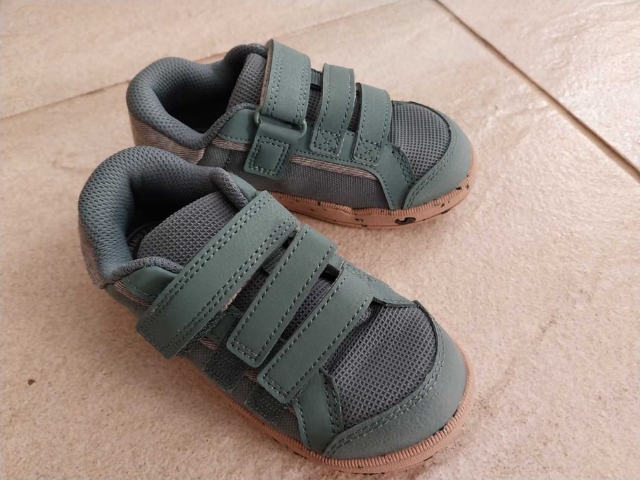 2 Pares de sapatilhas criança (tam. 26)