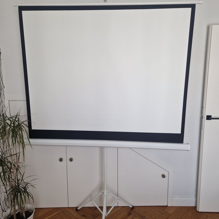 Ekran projekcyjny na statywie 70" wymiary 145x110cm