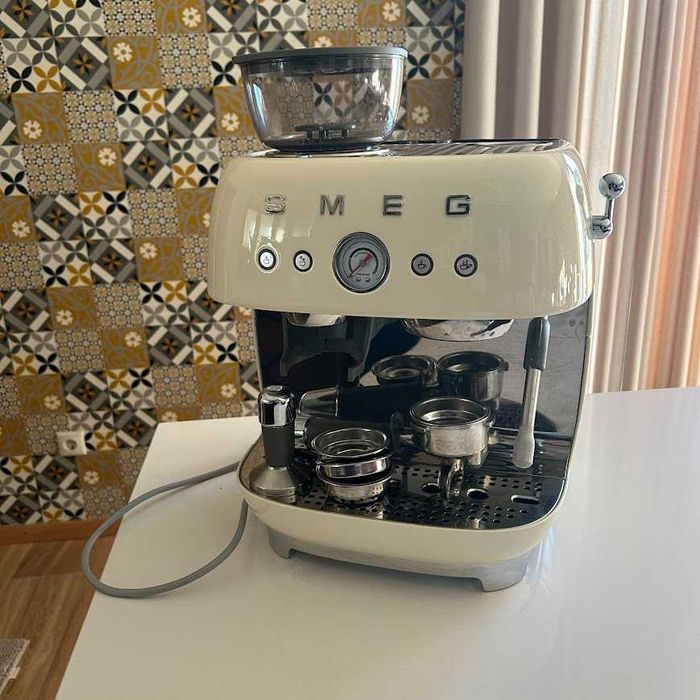 Máquina de Café Smeg com Moinho