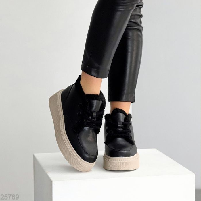 Жіночі шкіряні зимові черевики в кольорах