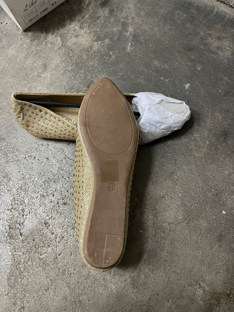 Sapatos em dourado N.40 nunca usados
