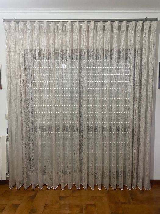 Cortinado em linho feito à medida, em bom estado