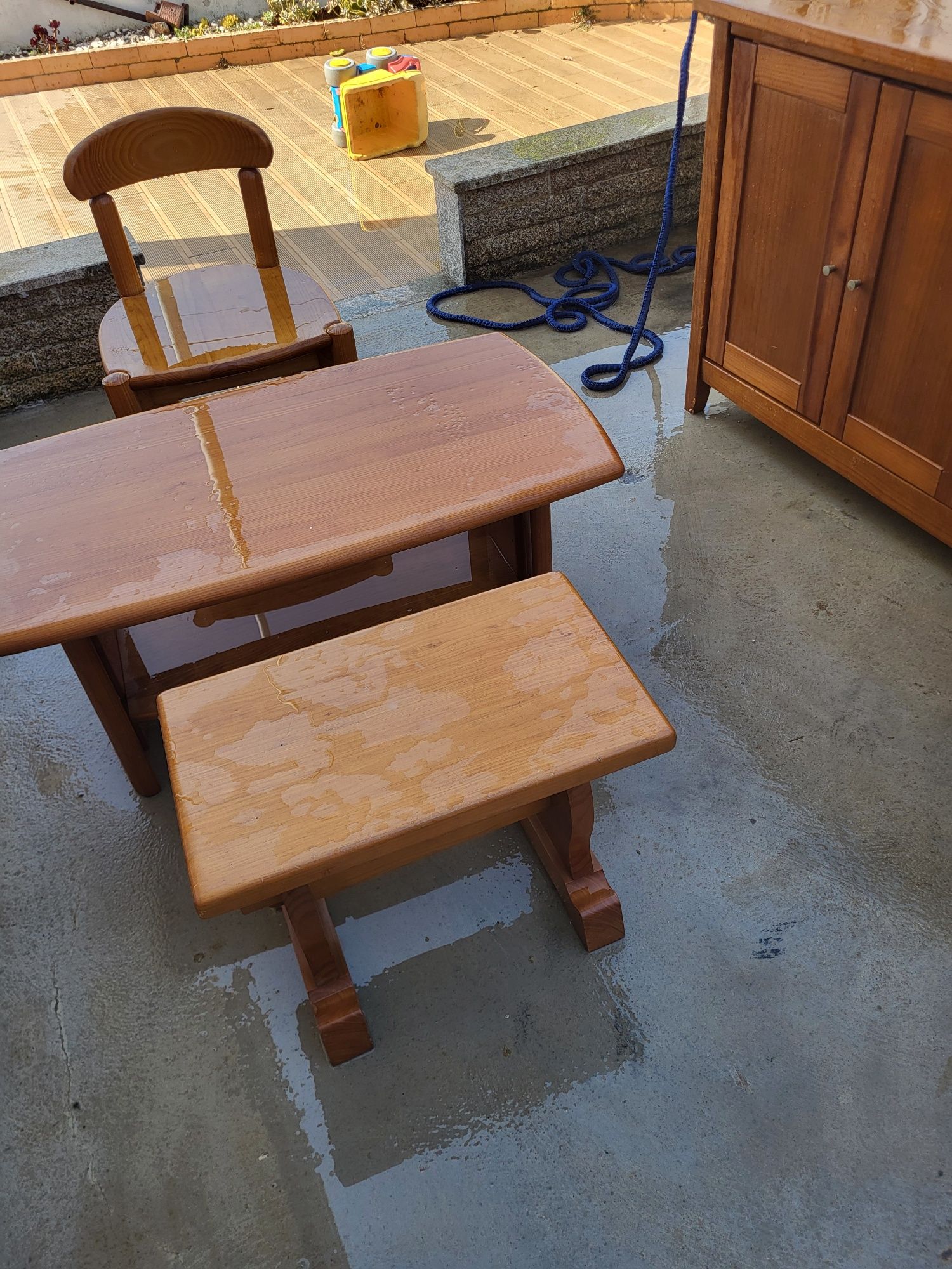 Vendo mesa pequena banco e cadeira