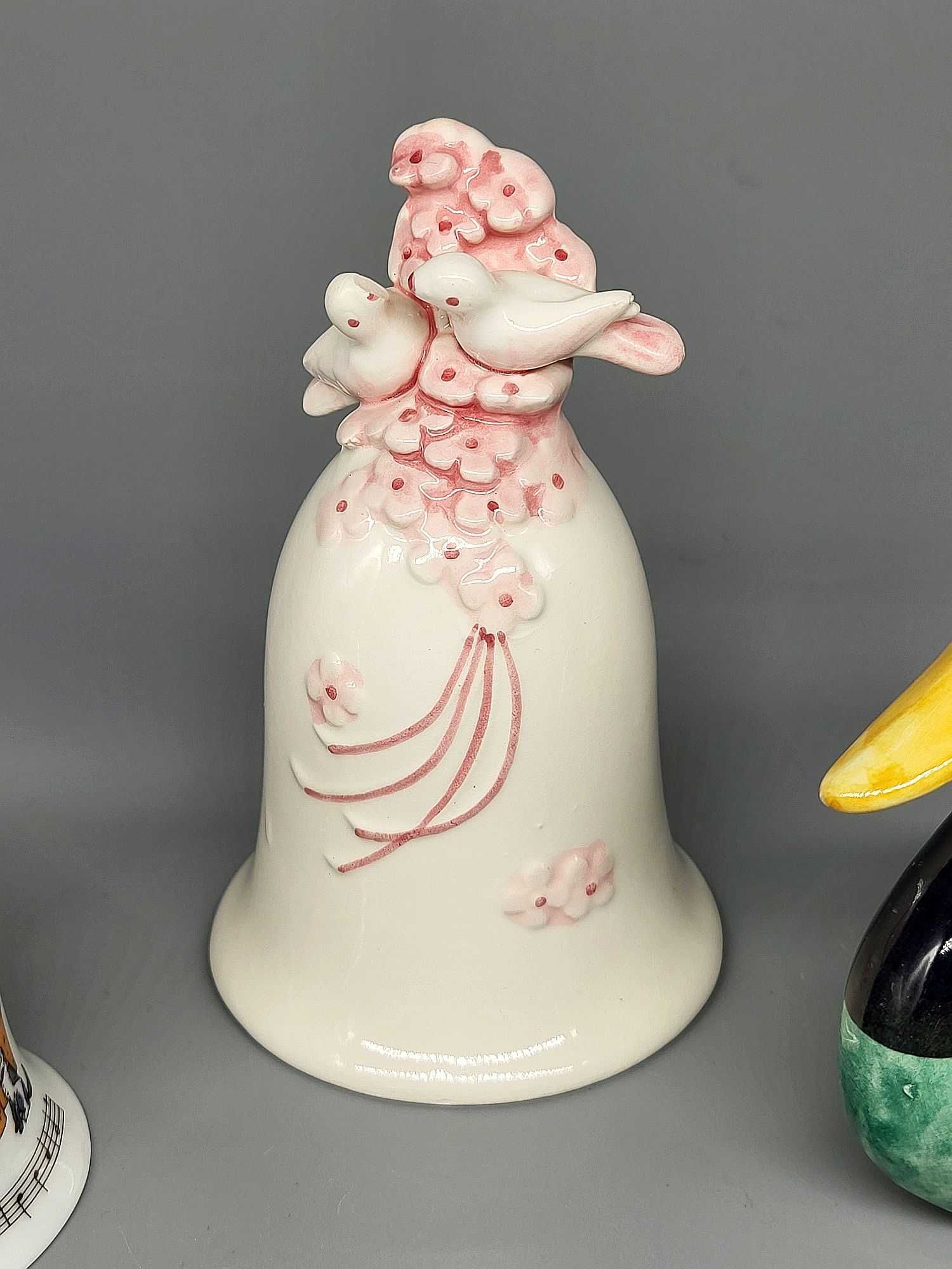Figurka ceramiczna dzwonek malowany