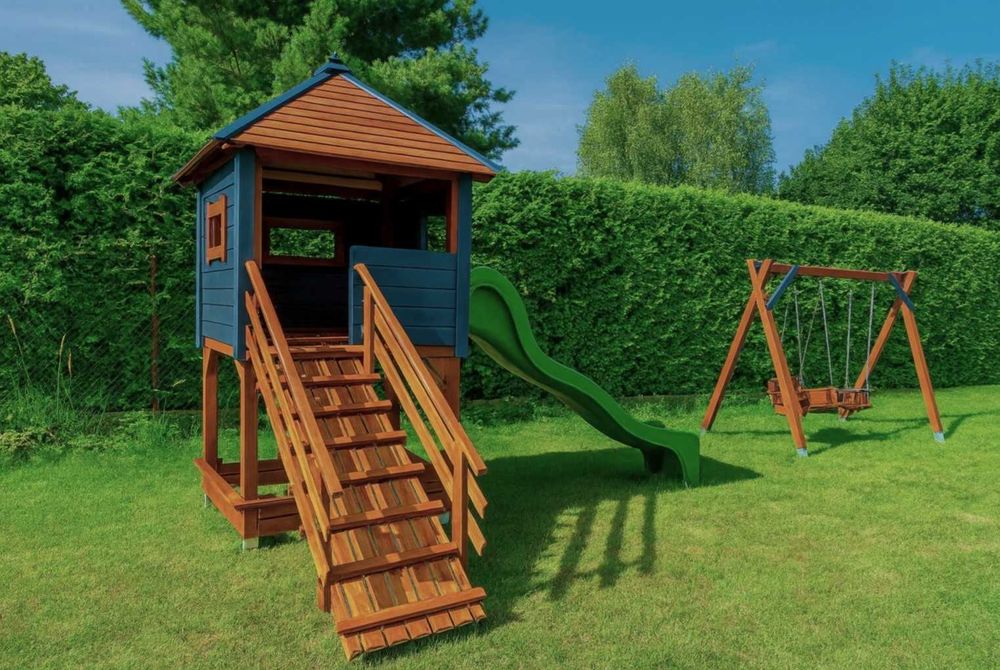 Plac zabaw dla dzieci, drewniany domek, zjeżdżalnia, huśtawka