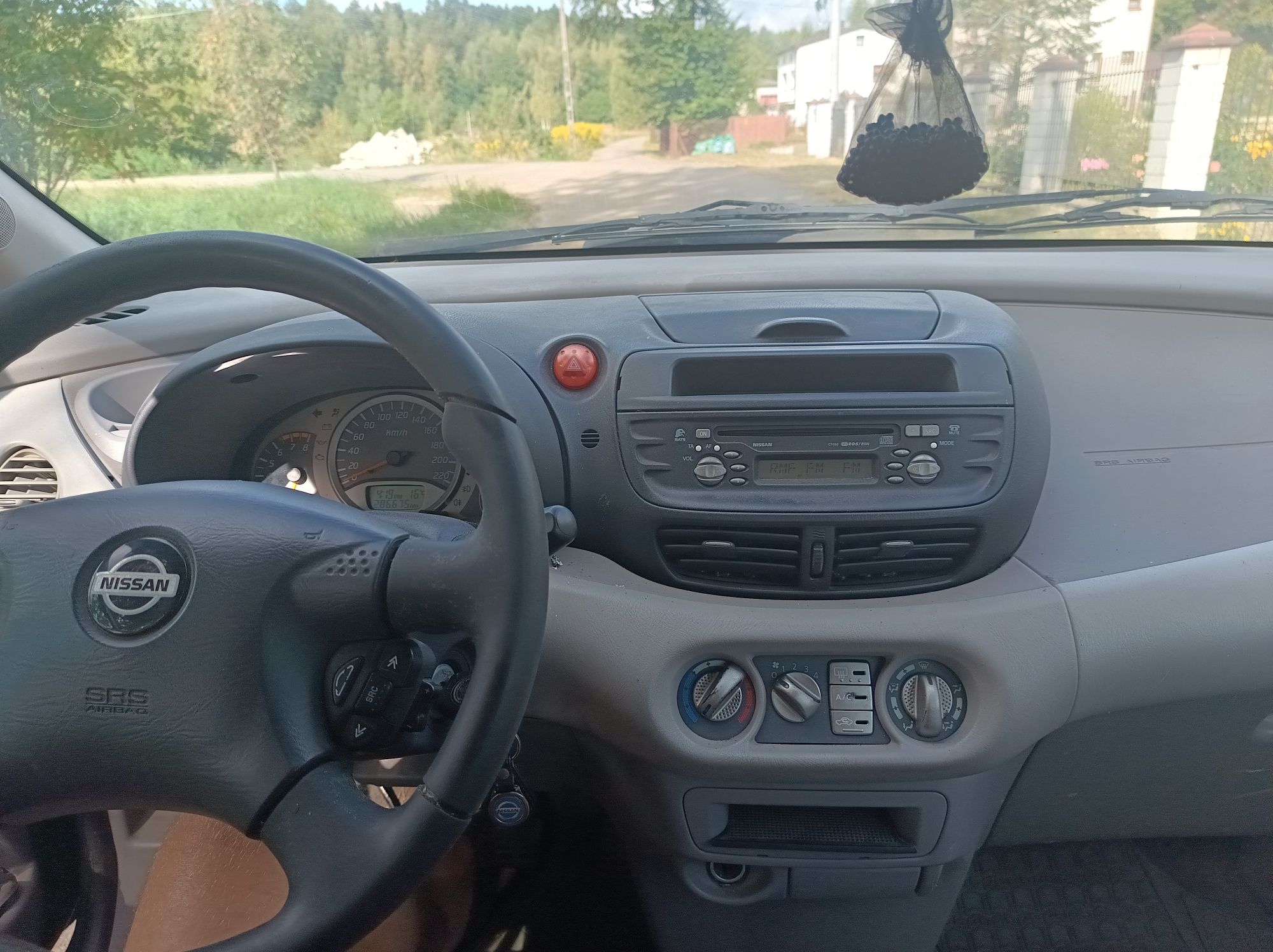 Nissan Almera tino 1.8 LPG