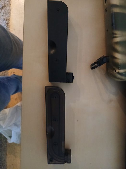 Réplica de airsoft com alguns equipamentos