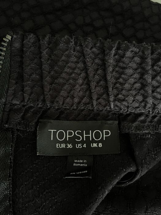 Спідниця чорна, коротка, з зміїним принтом