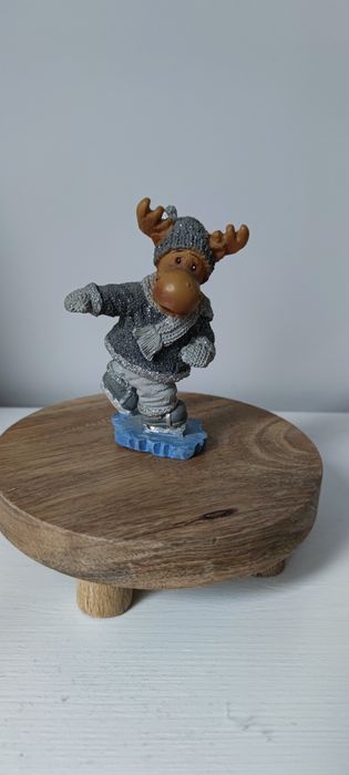 Figurka świąteczna renifer na łyżwach