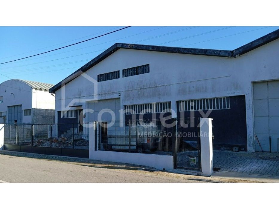 Dois armazéns na zona industrial de Maceda