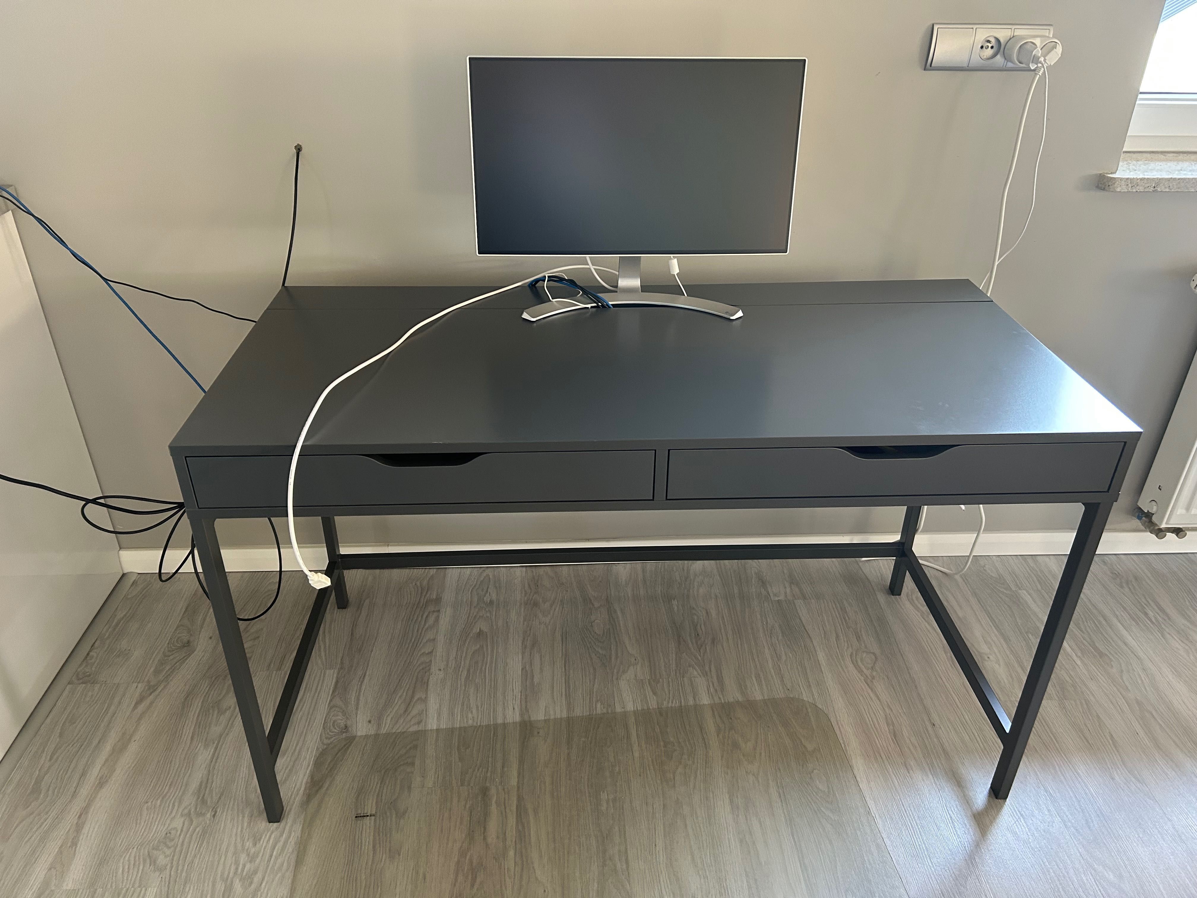 Biurko, monitor i kontener biurowy z szufladami