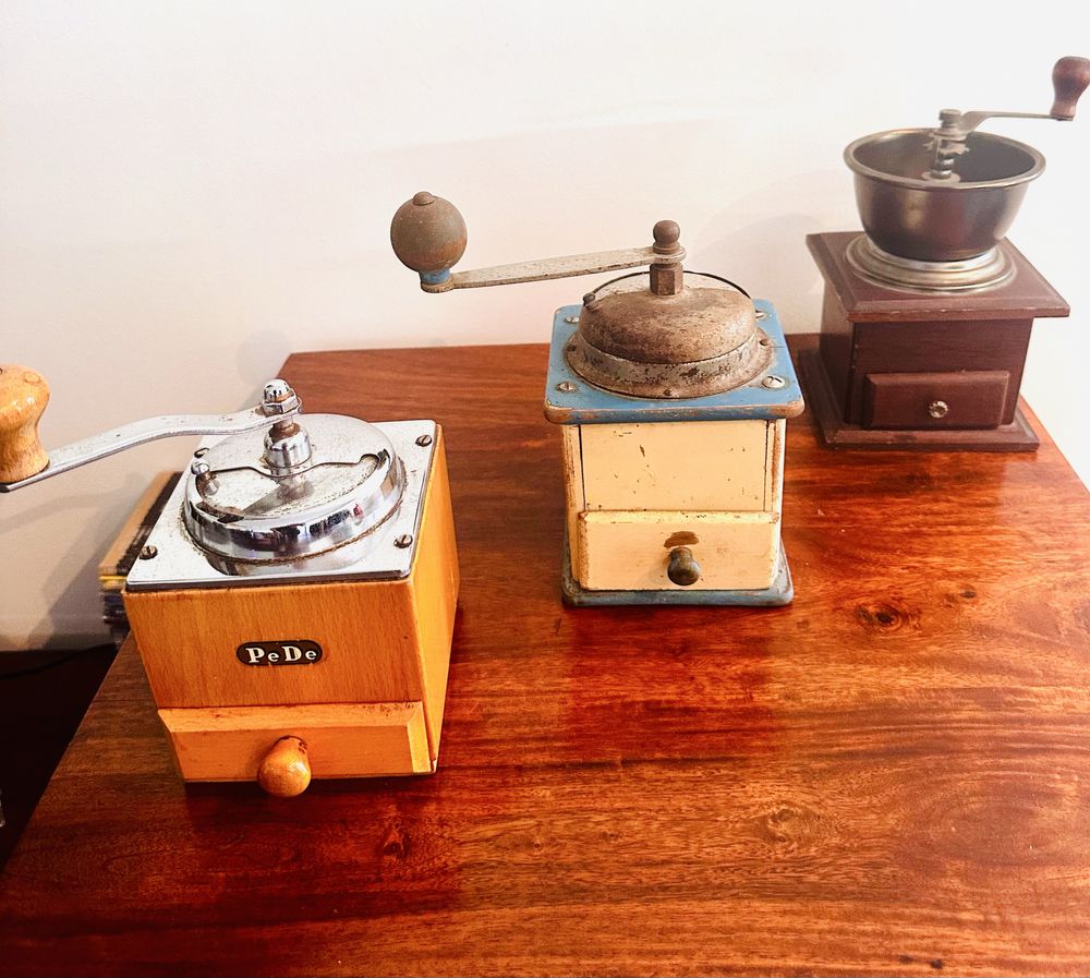 Conjunto de 3 moinhos de café de origem francesa muito antigos