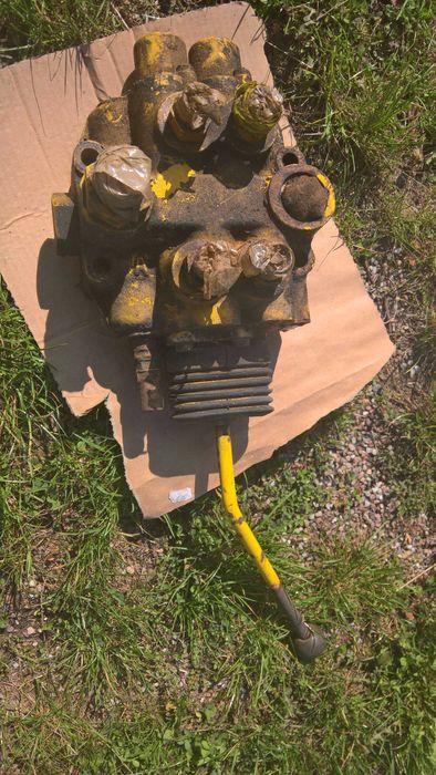 rozdzielacz hydrauliki z dźwigniami sterującymi JCB3 koparko-ładowarka