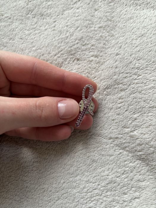 Brożka do ubran Avon kontra przemoc