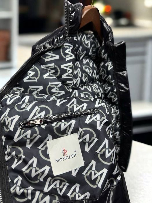 Чоловіча чорна куртка Moncler демісезонна монклер блискуча коротка