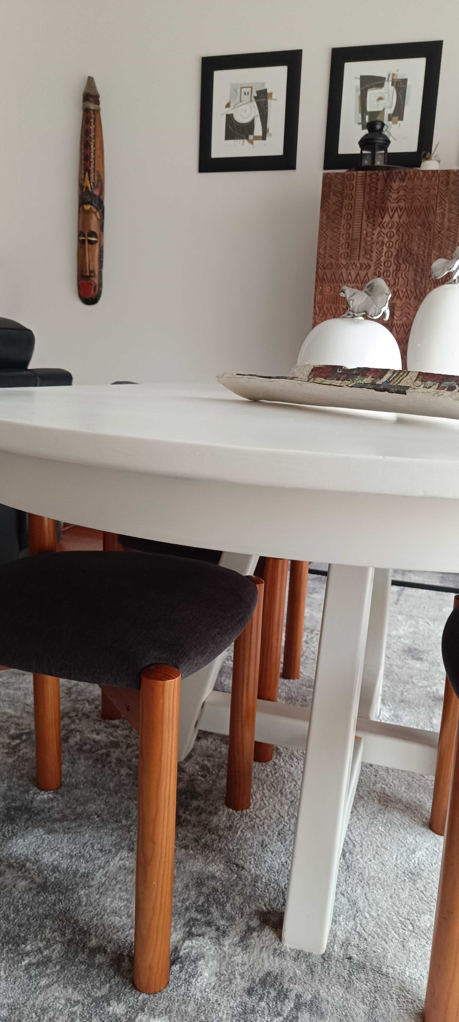 Mesa de jantar em Pinho, extensível, c/ 4 cadeiras