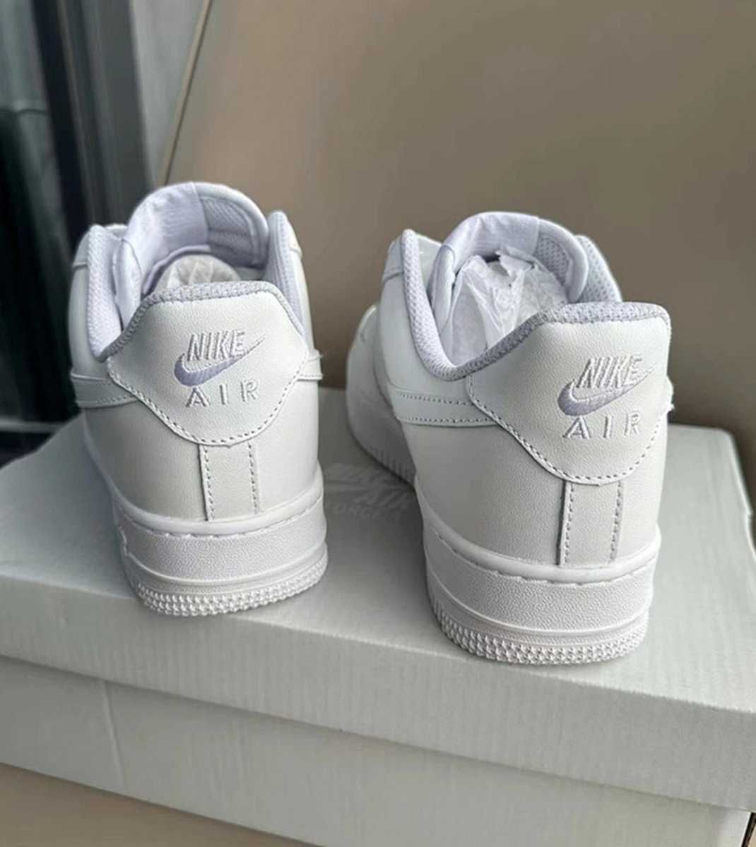 Białe buty Nike w rozmiarze 38, dostarczane w pudełku